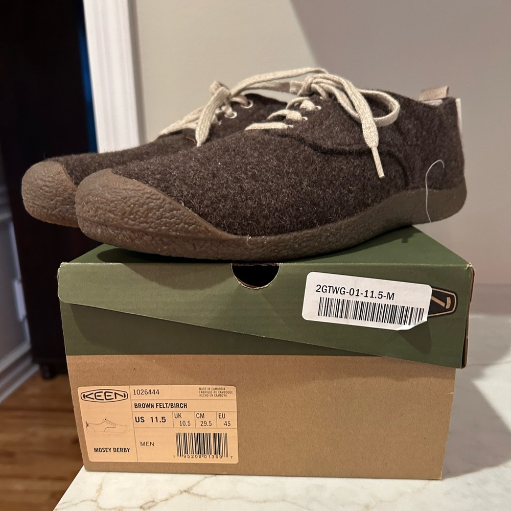 Keen Mosey Derby. Brown with brown soles. Super comfortable. Brand new with box.